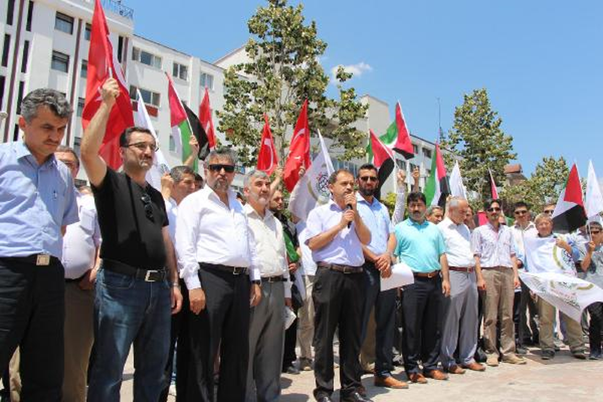 Namaz Sonrası İsrail\'i Protesto Ettiler