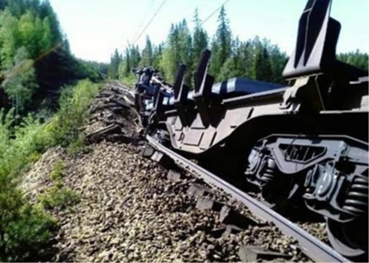 Nikel Asidi Taşıyan Trenin 15 Vagonu Raydan Çıktı