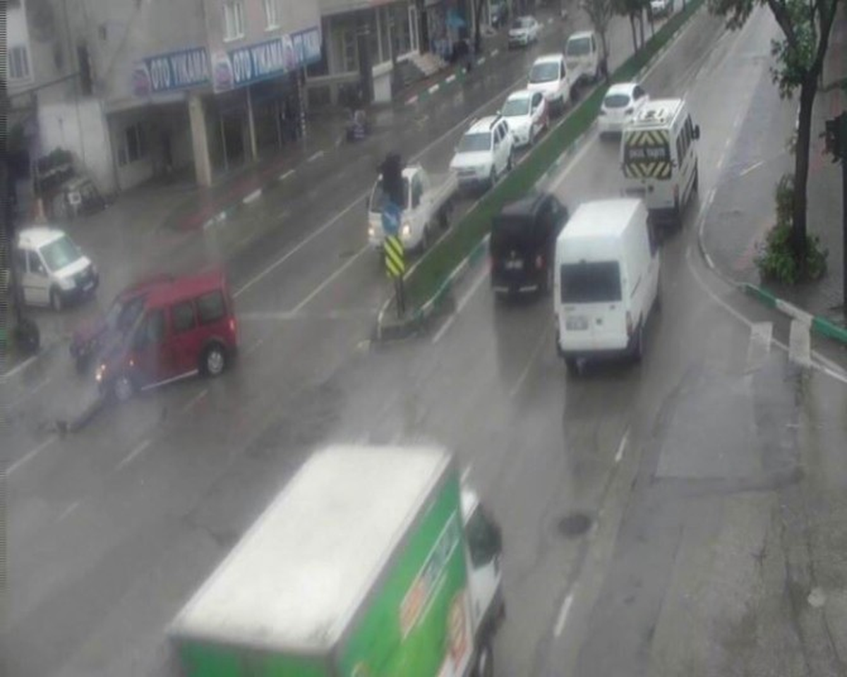 Bursa\'daki Trafik Kazaları Mobese Kameralarına Yansıdı