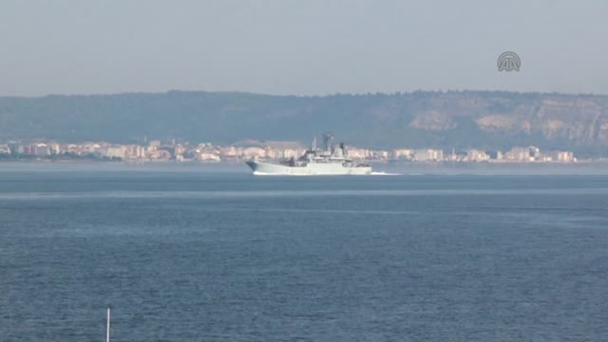 Rus Donanması\'na ait iki gemi, Çanakkale Boğazı\'ndan geçti