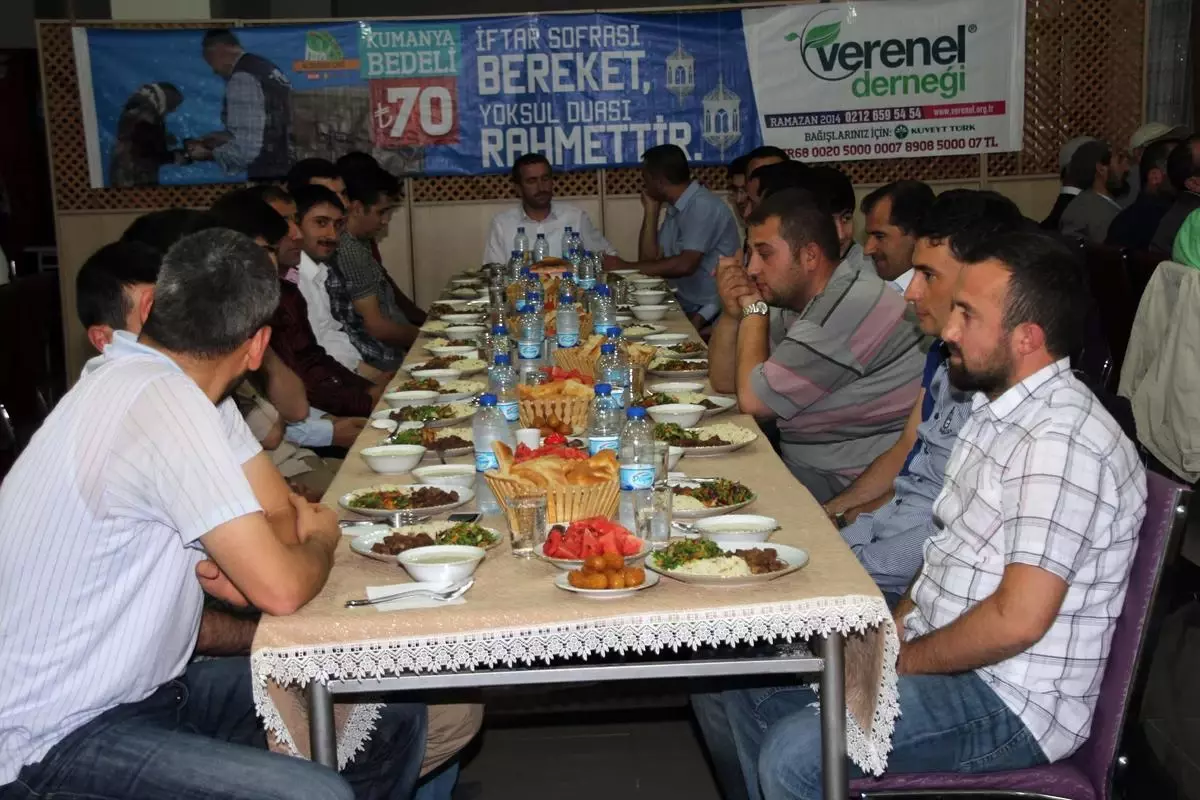 Şarkışla\'da Veren El Derneğinden İftar