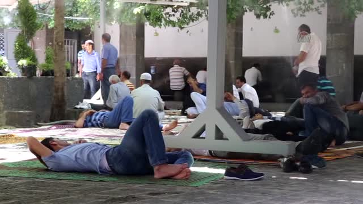 Sıcaklardan bunalanlar camilerde uyuyor -