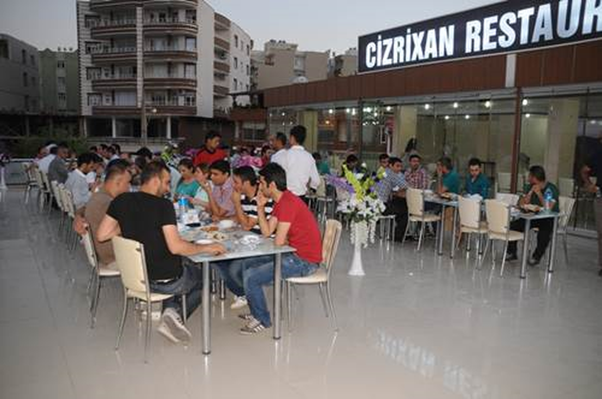 Şırnak Barosuna Üye Avukatlar İftar Yemeğinde Bir Araya Geldi