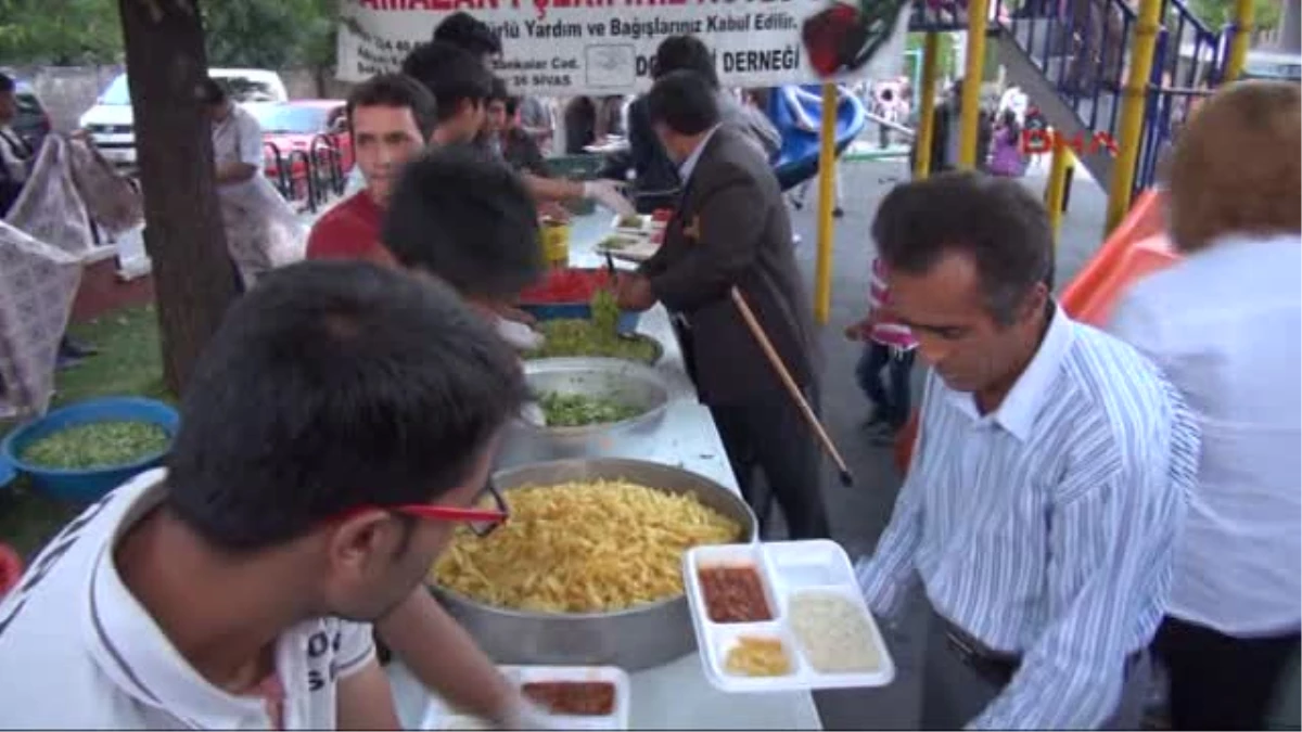 Sivas\'ta Yaşayan Mültecilere İftar Yemeği Verildi