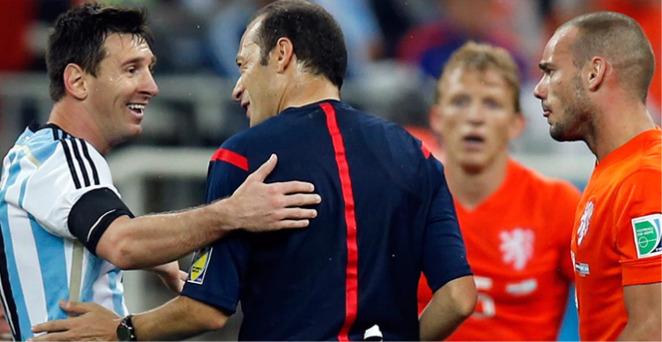 Sneijder ile Kuyt, Cüneyt Çakır ve Messi'nin Sohbetini İzledi
