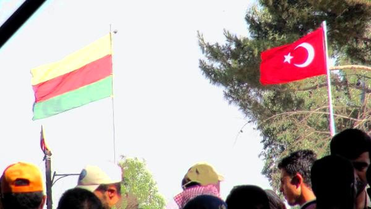 Suriye Sınırına PYD Bayrağı Asıldı