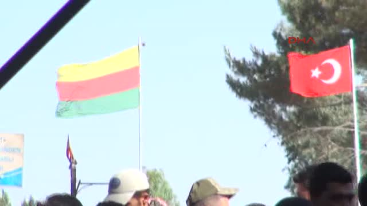 Suriye Sınırına PYD Bayrağı Asıldı