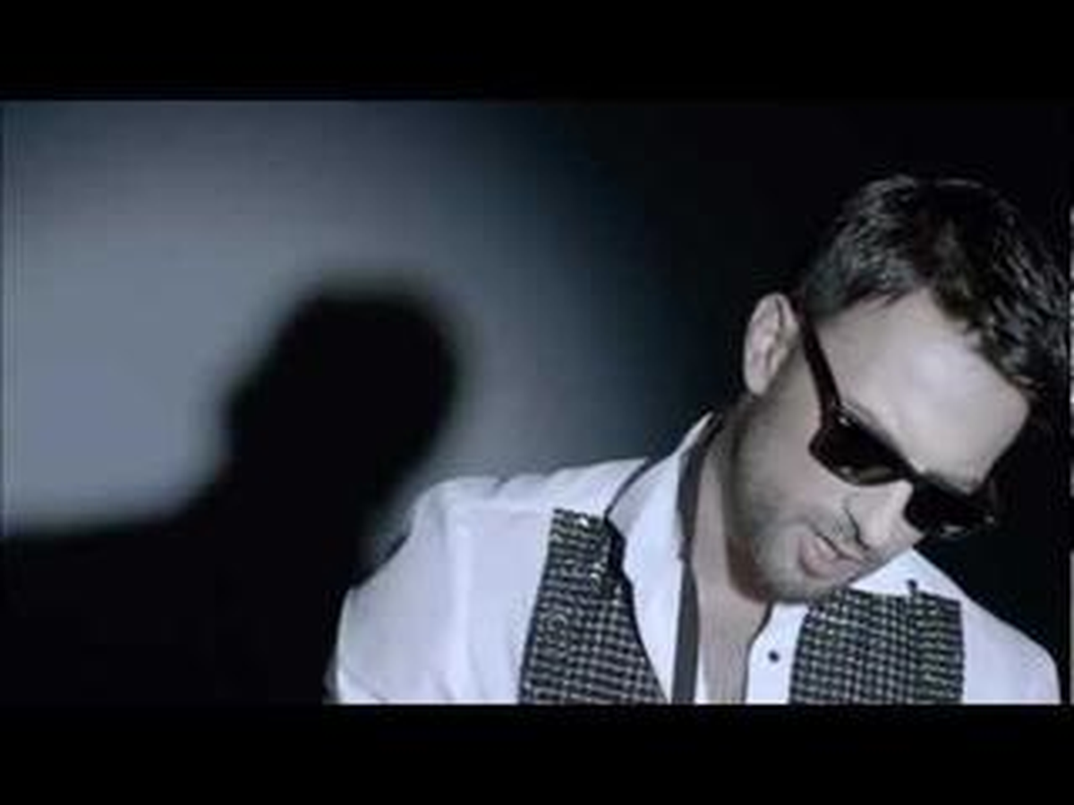 Tarkan - Aşk Gitti Bizden (Official Video + Lyrics)