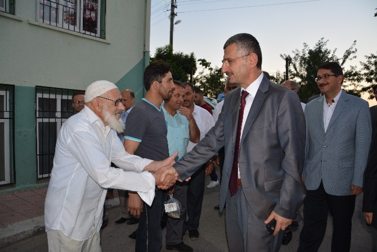 Vali Bektaş, İftar Yemeklerinde Vatandaşların Sorunlarını Dinliyor