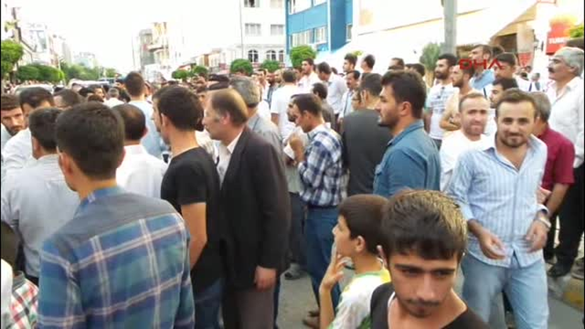 Van\'da Uzman Çavuşlara Linç Girişimi