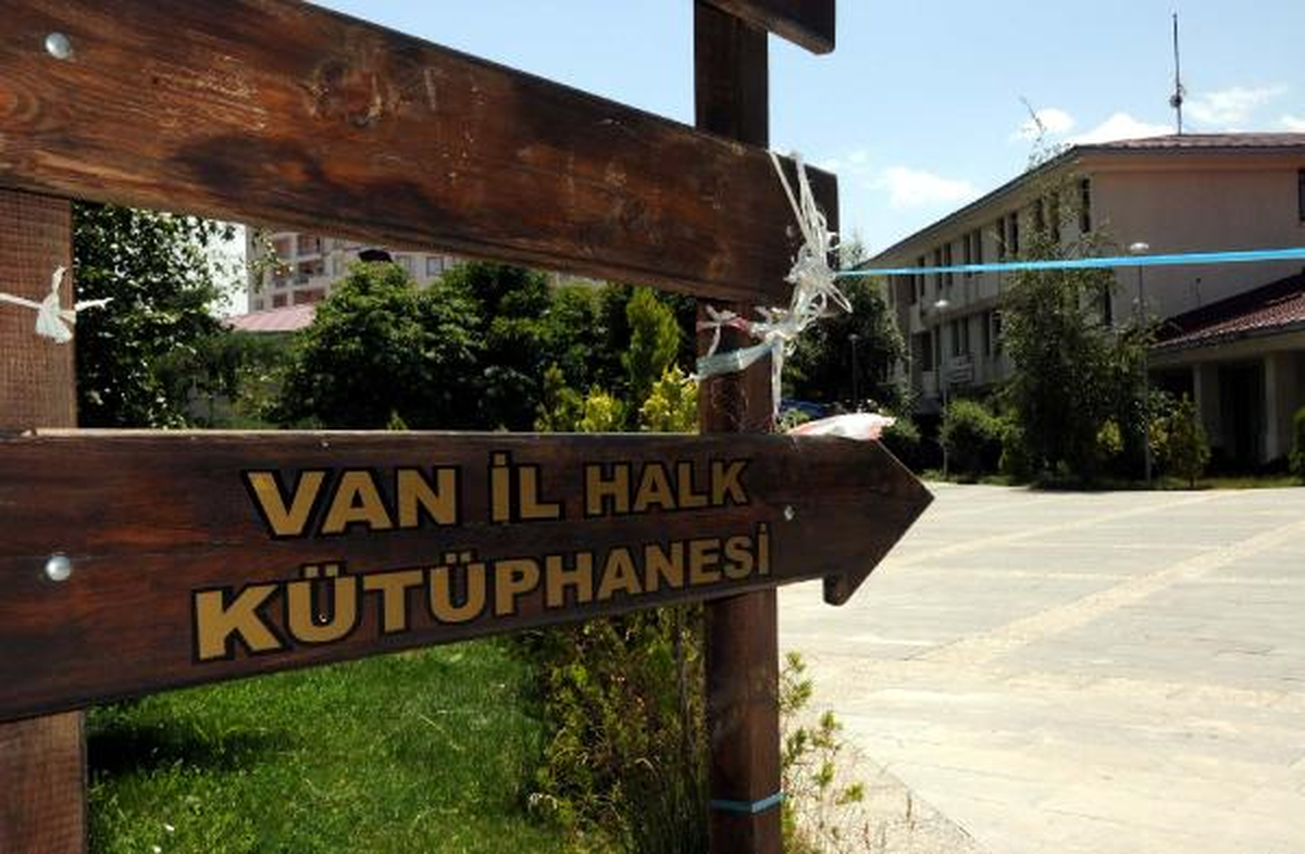 Van Kütüphanesini Bekliyor