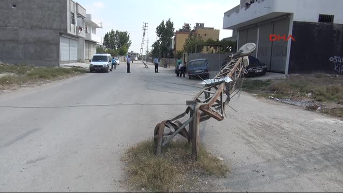 Adana Polis, Devrilen Elektrik Direği Yanında Nöbet Tuttu