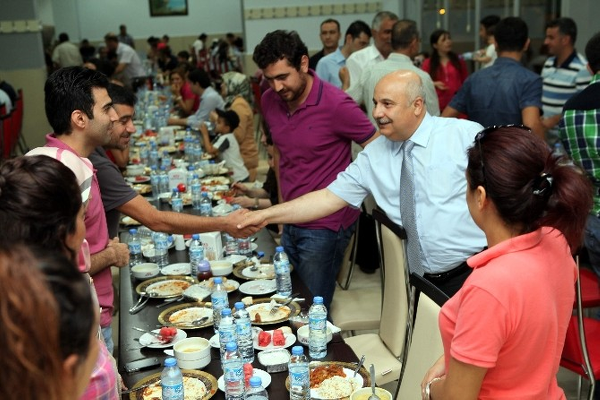 Adıyaman Üniversitesi Personeli İftar Yemeğinde Bir Araya Geldi