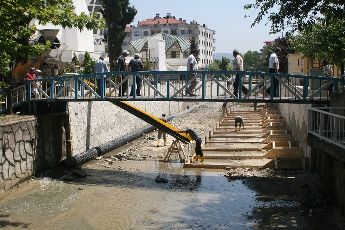 Akçakoca\'da Çivi Deresinde Taban Kaplama Çalışması Başladı
