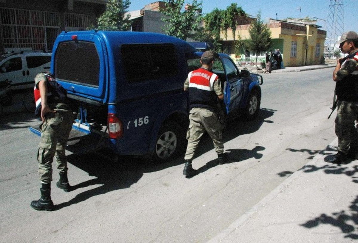 Askeri Araç ile Hafif Ticari Araç Çarpıştı: 1 Asker Yaralı