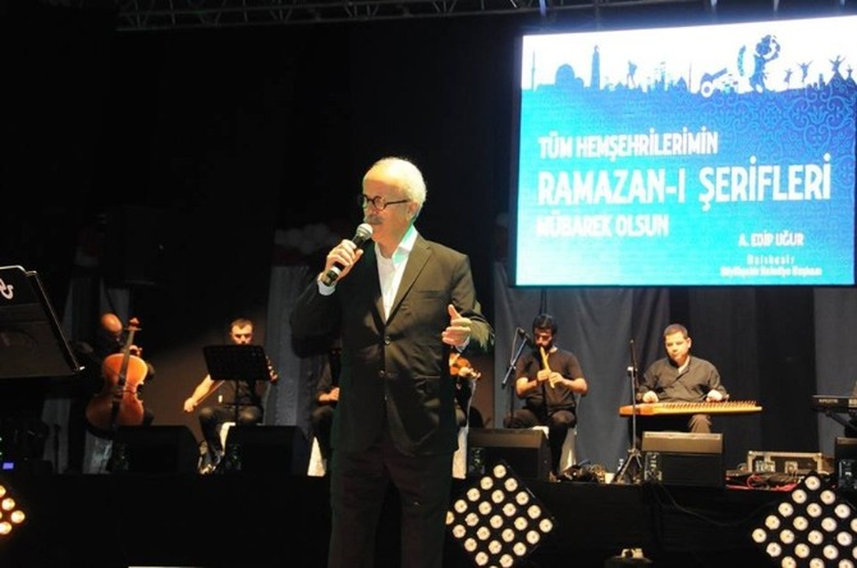 Balıkesir\'de Sami Özer Konseri İlgi ile İzlendi
