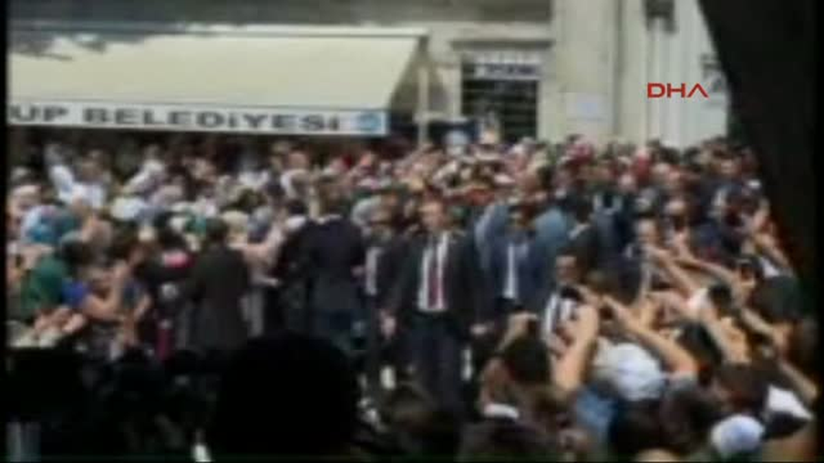 Başbakan Erdoğan\'a Cuma Namazı Çıkışı Yoğun İlgi