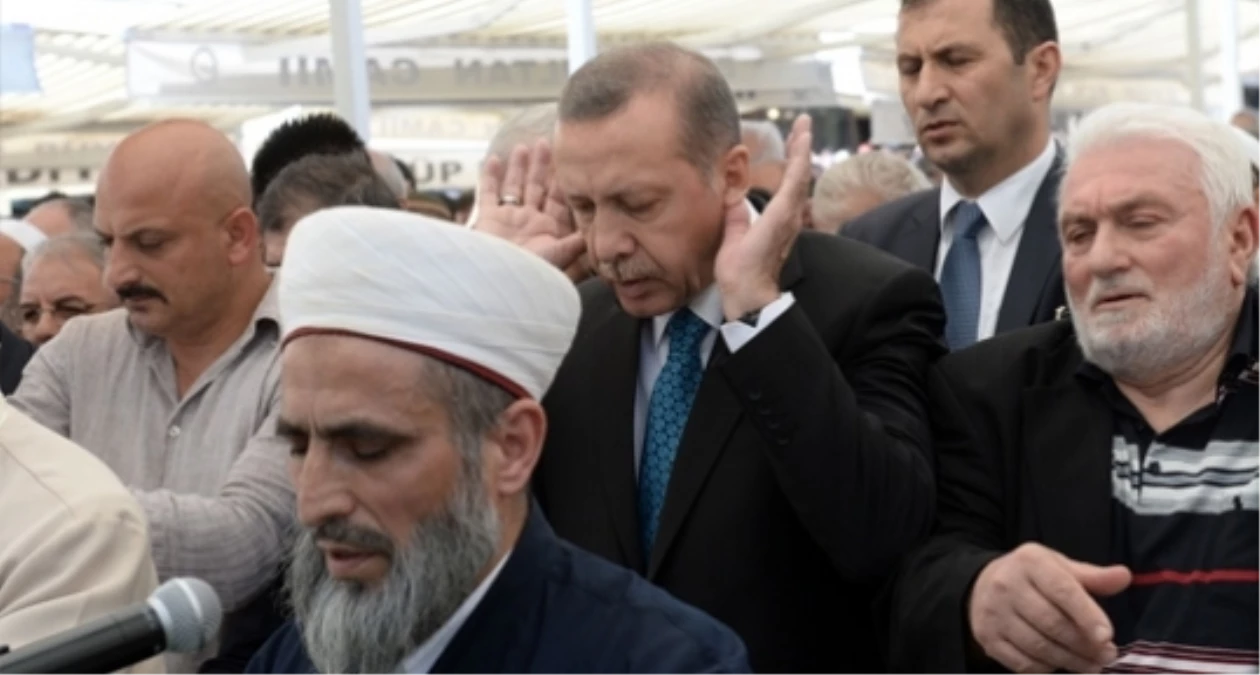 Başbakan Erdoğan Cuma Namazını Eyüp\'te Kıldı