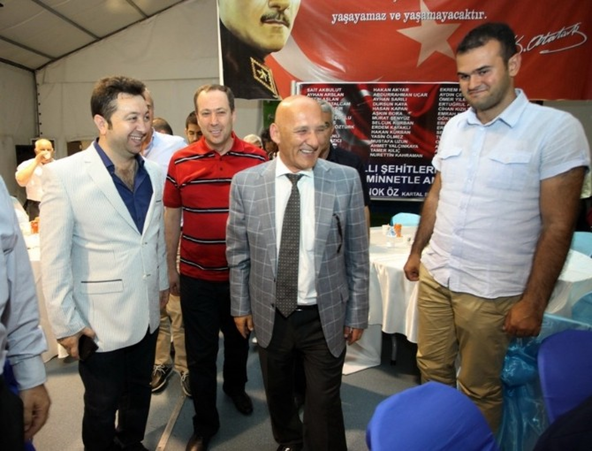Başkan Öz, Kartal'da Adapazarılarla İftar Yaptı