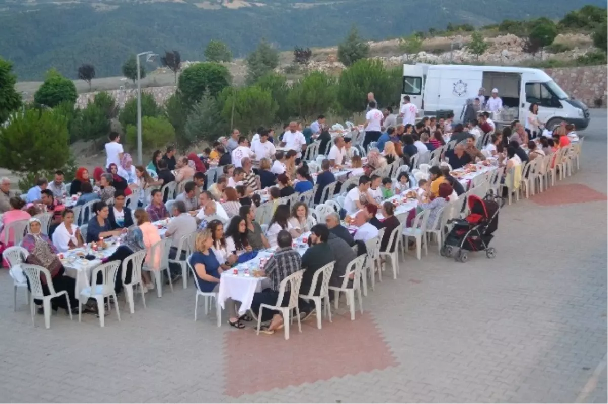 Bilecik\'te Nilüfer Sitesi Sakinlerinden İftar Yemeği