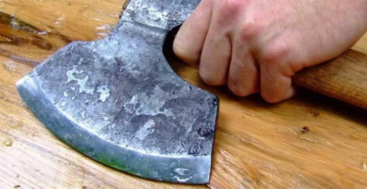 Birlikte Yaşadığı Kadını Baltayla Yaralayıp 4. Kattan Atladı
