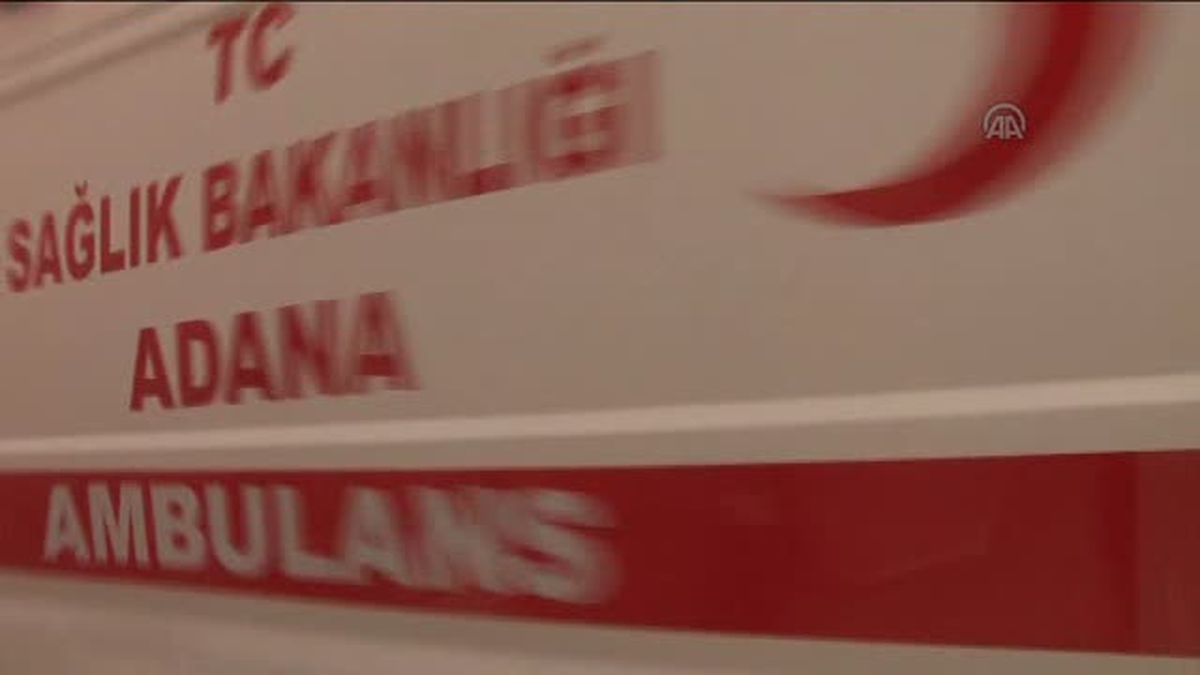 Birlikte yaşadığı kadını baltayla yaralayıp 4. kattan atladı -