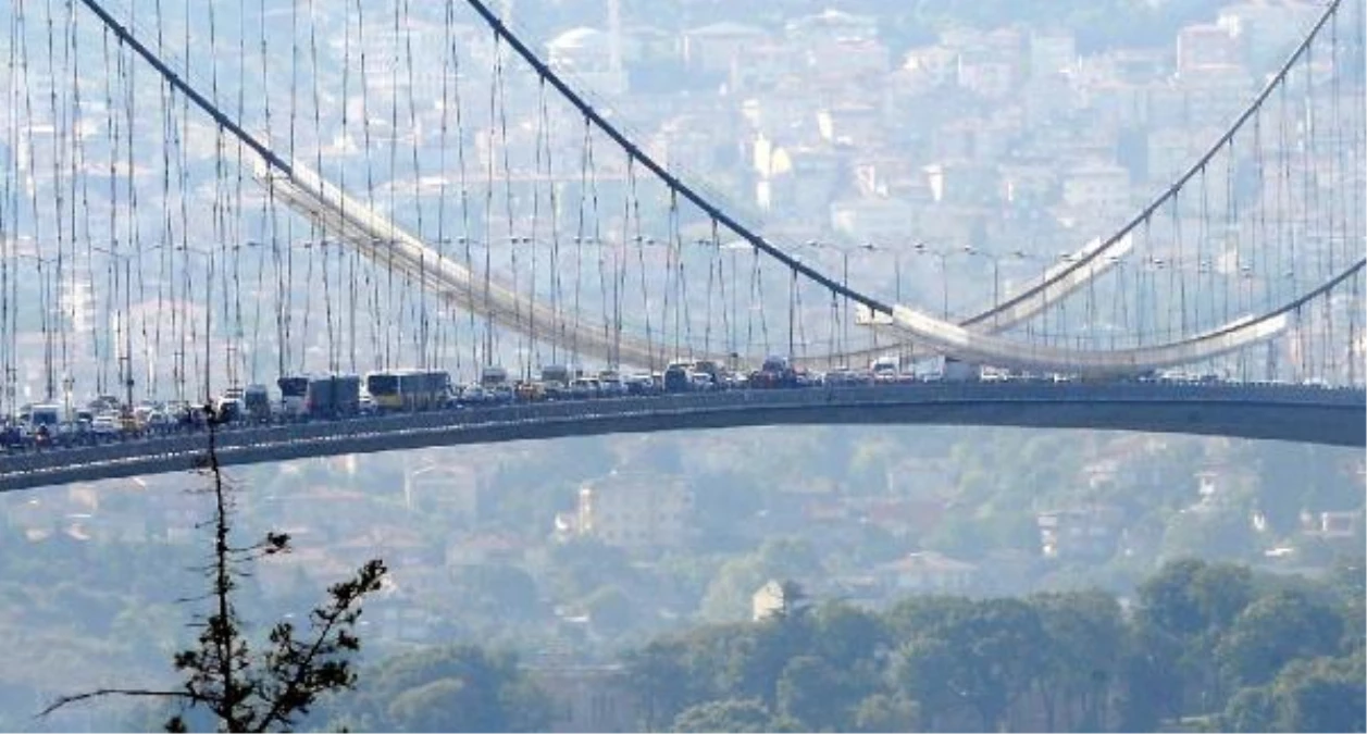 Boğaz Köprüsü\'nde İntihar Girişimi Trafiği Kilitledi