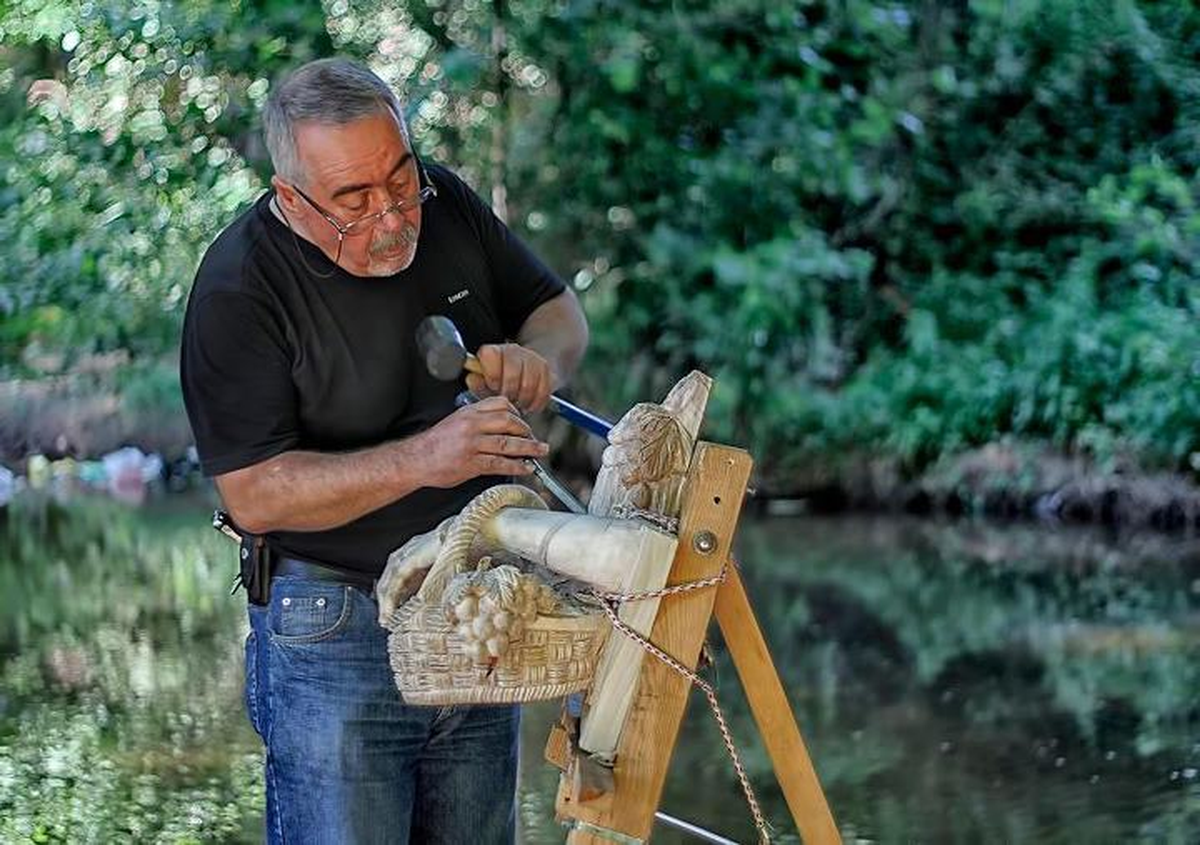 Balıkesir\'de Ceviz Ağacını Sanat Eserine Dönüştürüyor