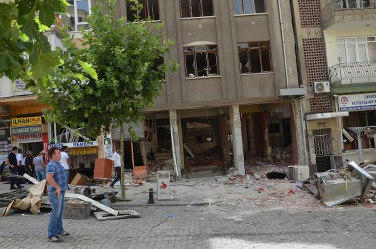 Denizli\'de Patlama, 1 Ölü, Üçü Ağır 36 Yaralı (7)