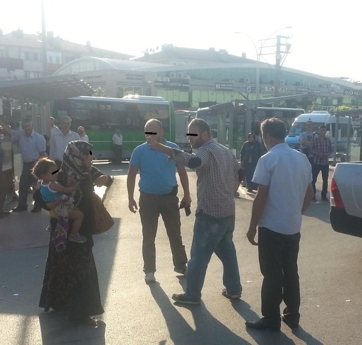 Eşini Sokak Ortasında Dövmeye Kalktı