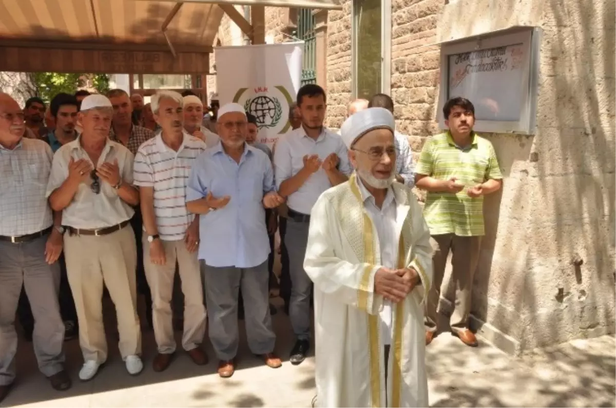 Filistin\'de Hayatını Kaybedenler İçin Gıyabi Cenaze Namazı Kılındı