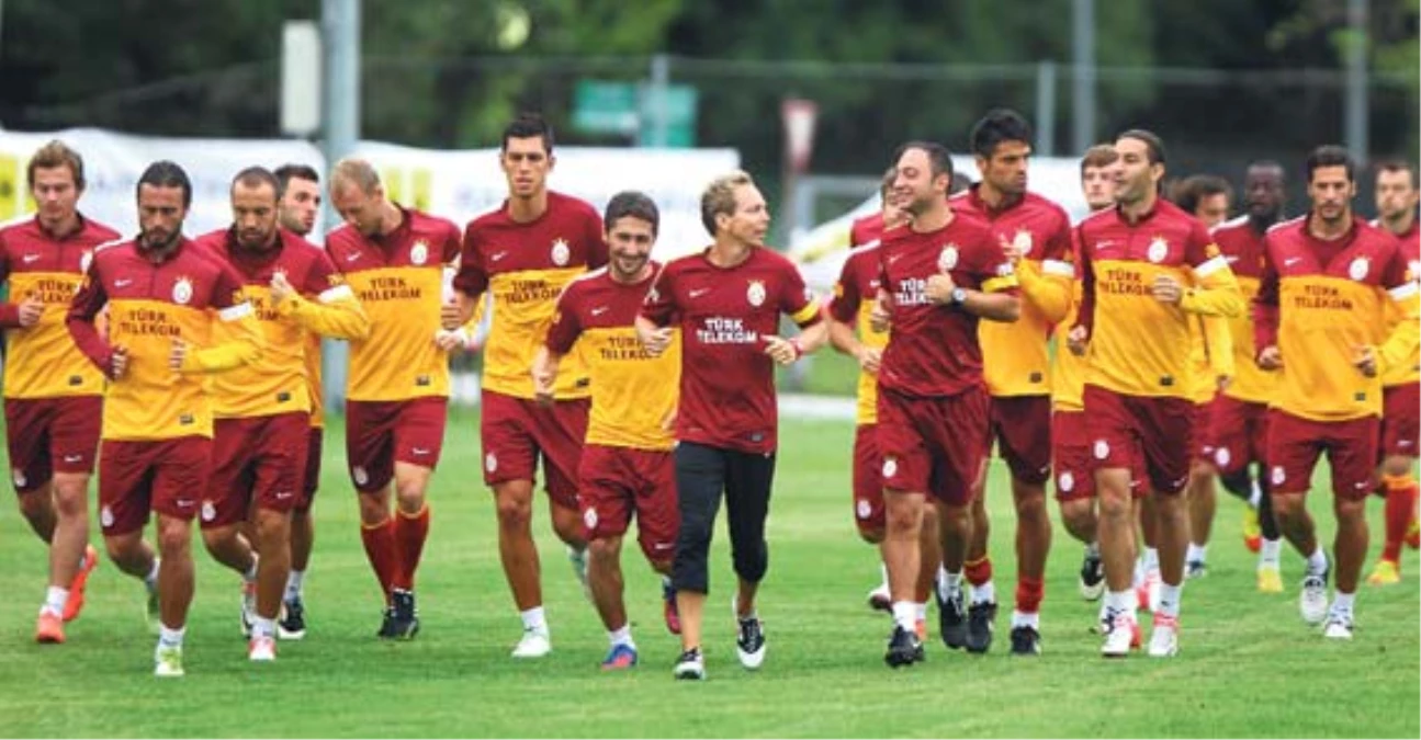 Galatasaray\'da 10 Futbolcu Kampa Götürülmeyecek