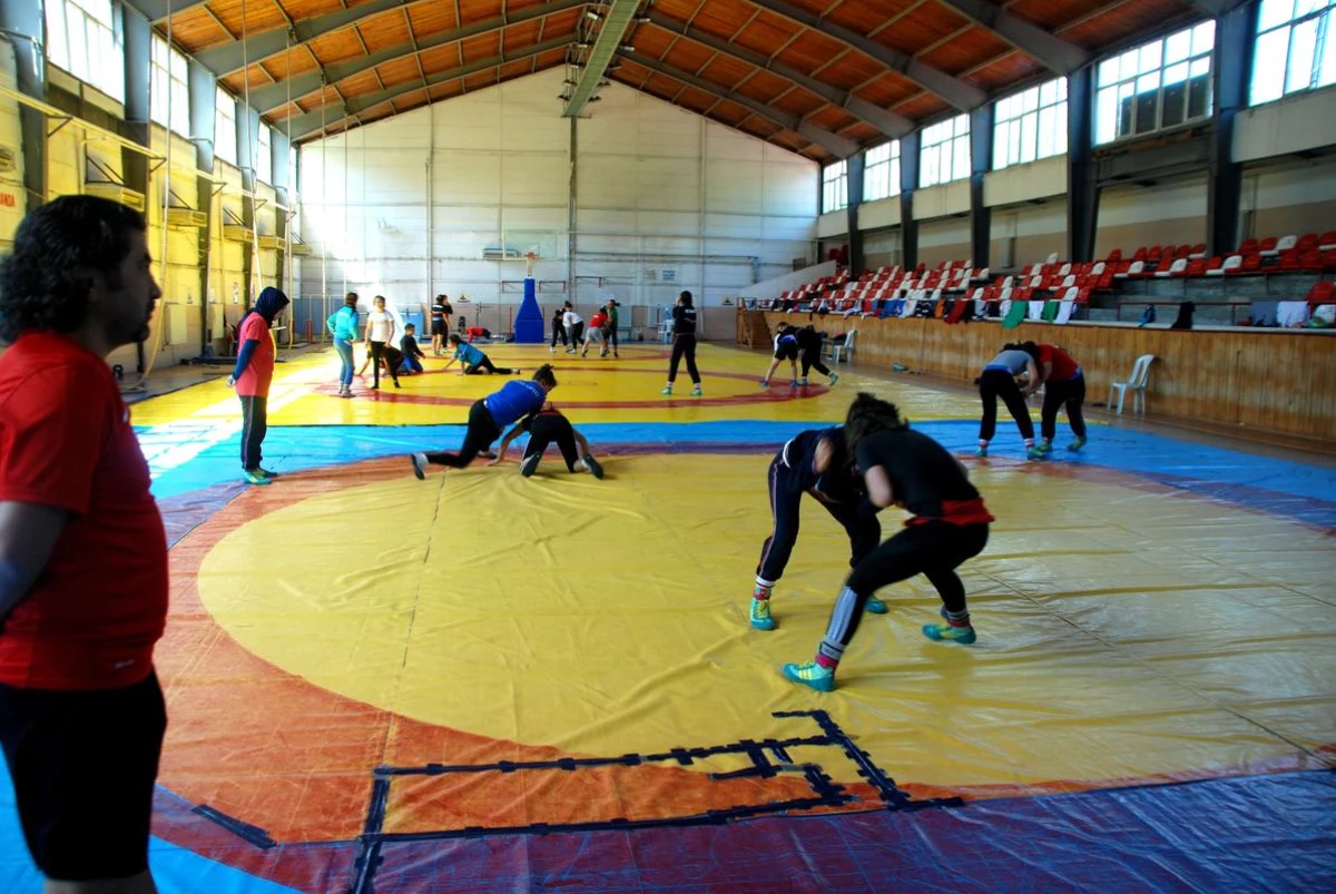 Genç Güreşçiler, Dünya Şampiyonasına Kızılcahamam\'da Hazırlanıyor
