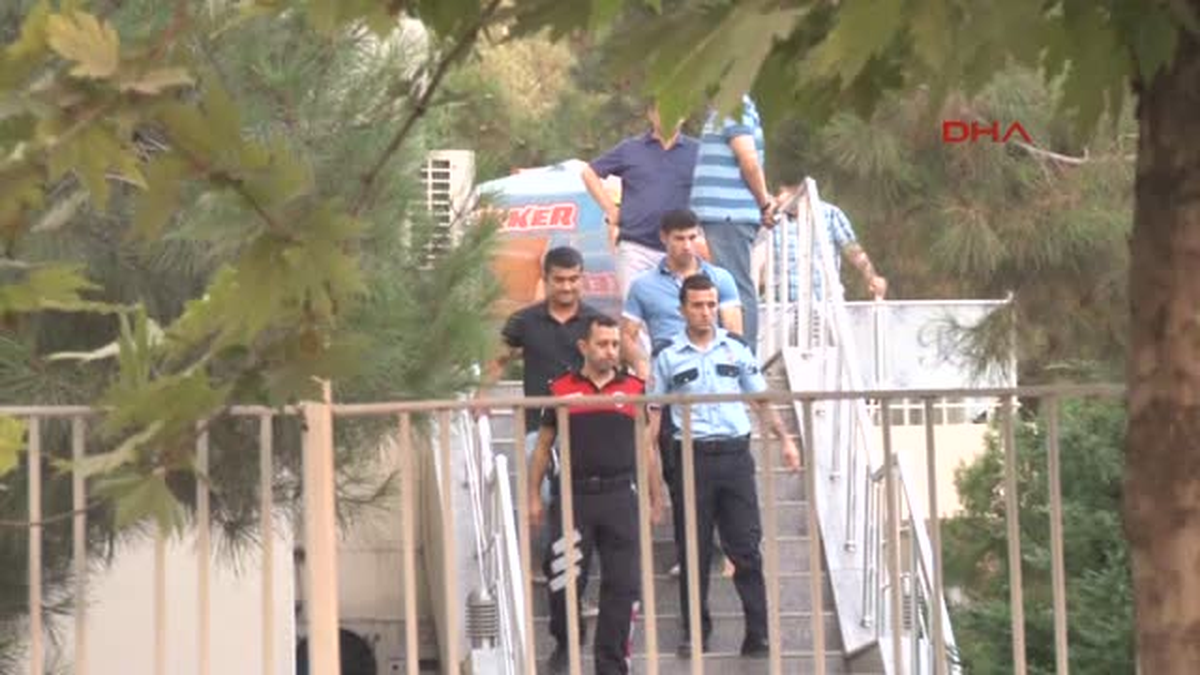 Genç Polis Tabancasını Gösterirken Meslektaşını Alnından Vurdu