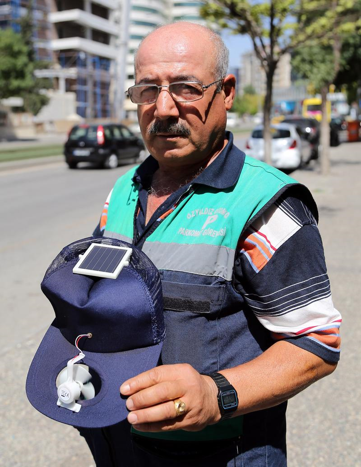 Güneş Enerjili Pervaneli Şapkayla Serinliyor