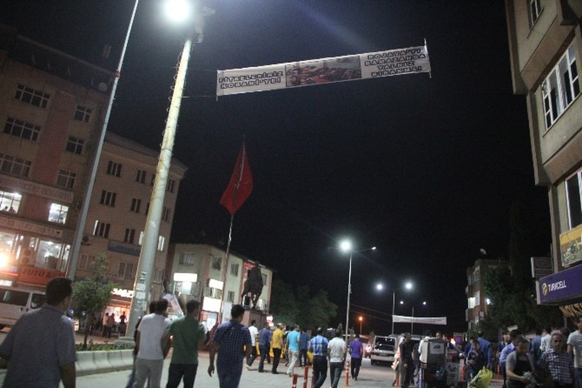 Hakkari Caddelerinde Kobani ve Rojava Afişleri