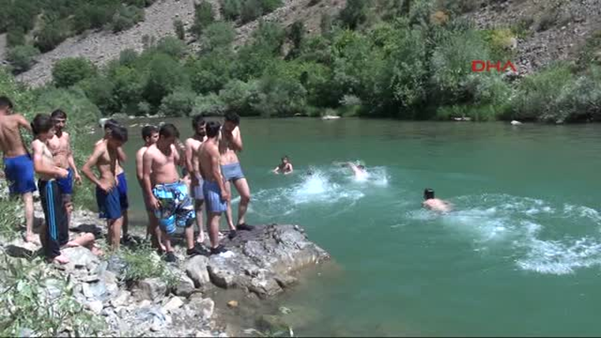 Hakkari\'de Bir Genç Boğulma Tehlikesi Geçirdi