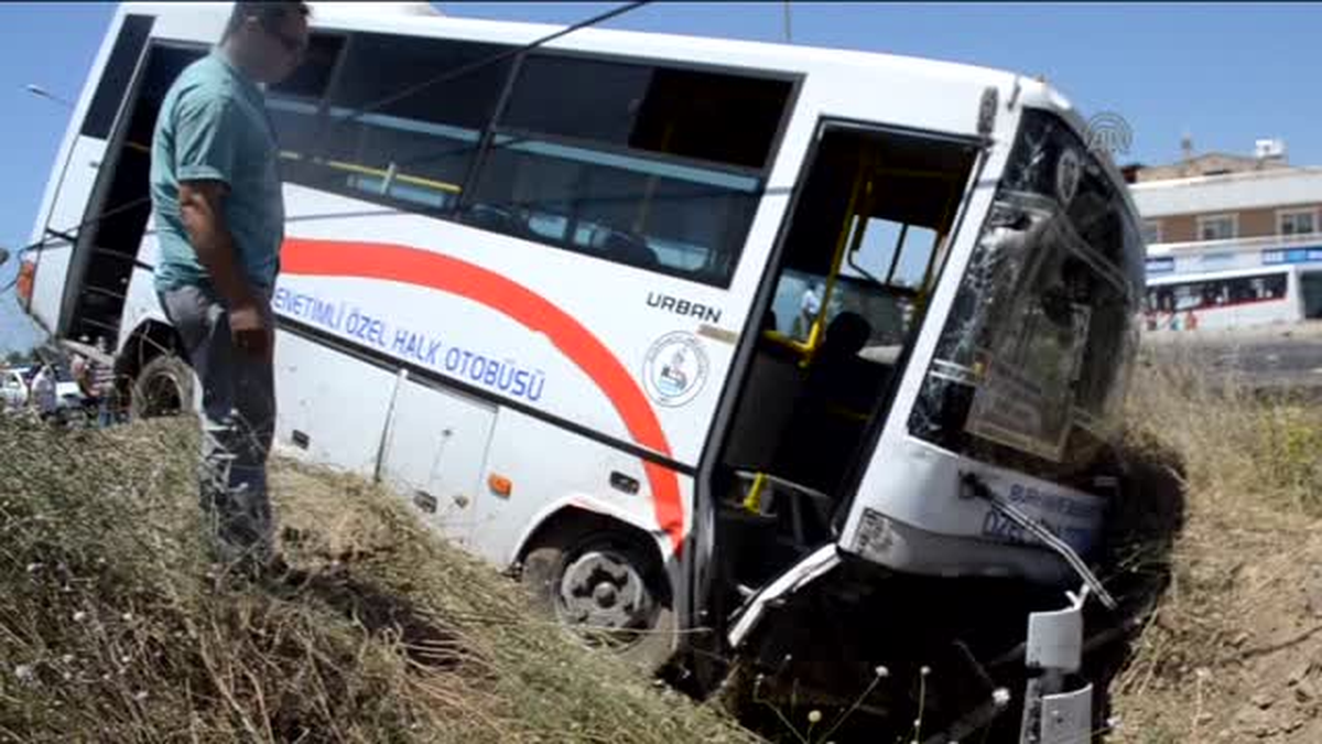 Halk midibüsü kaza yaptı 20 yaralı -