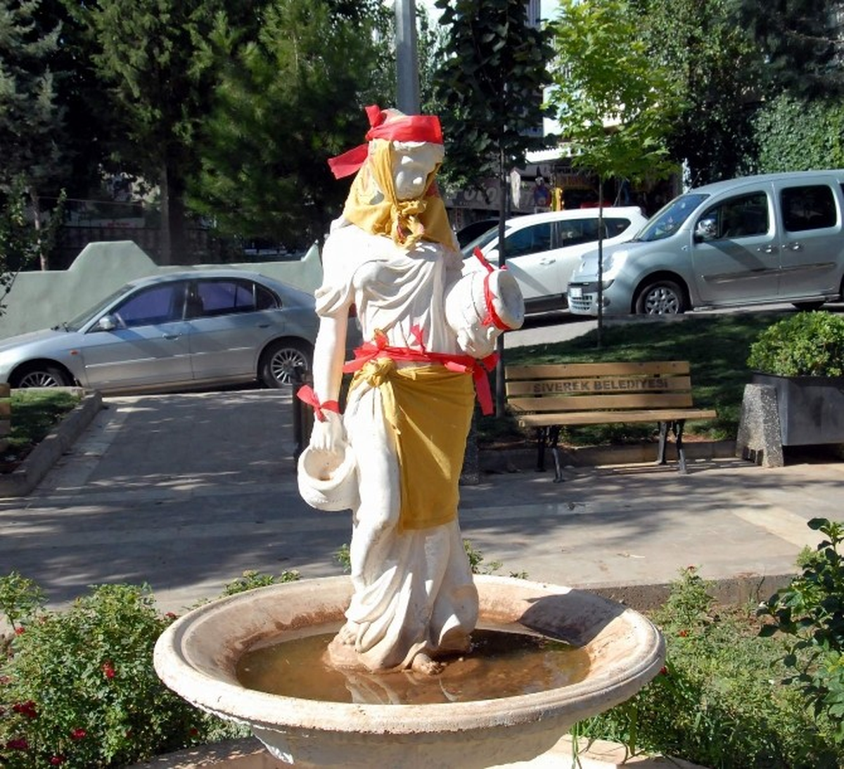 Heykelin Başına Eşarp Bağladı