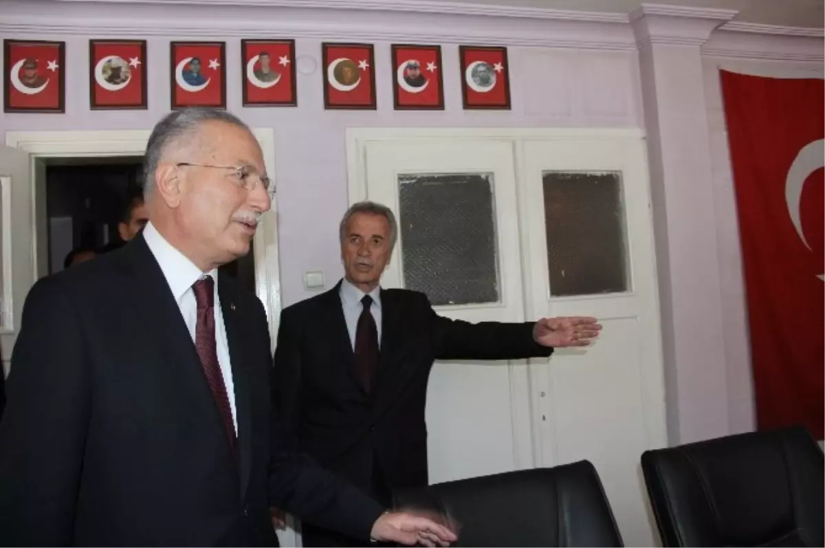 İhsanoğlu, Şehit Aileleri Derneğini Ziyaret Etti
