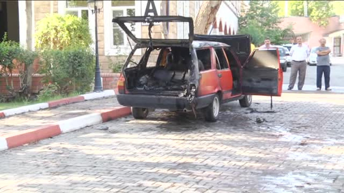 İşten çıkarıldığı iddiasıyla otomobilini yaktı -