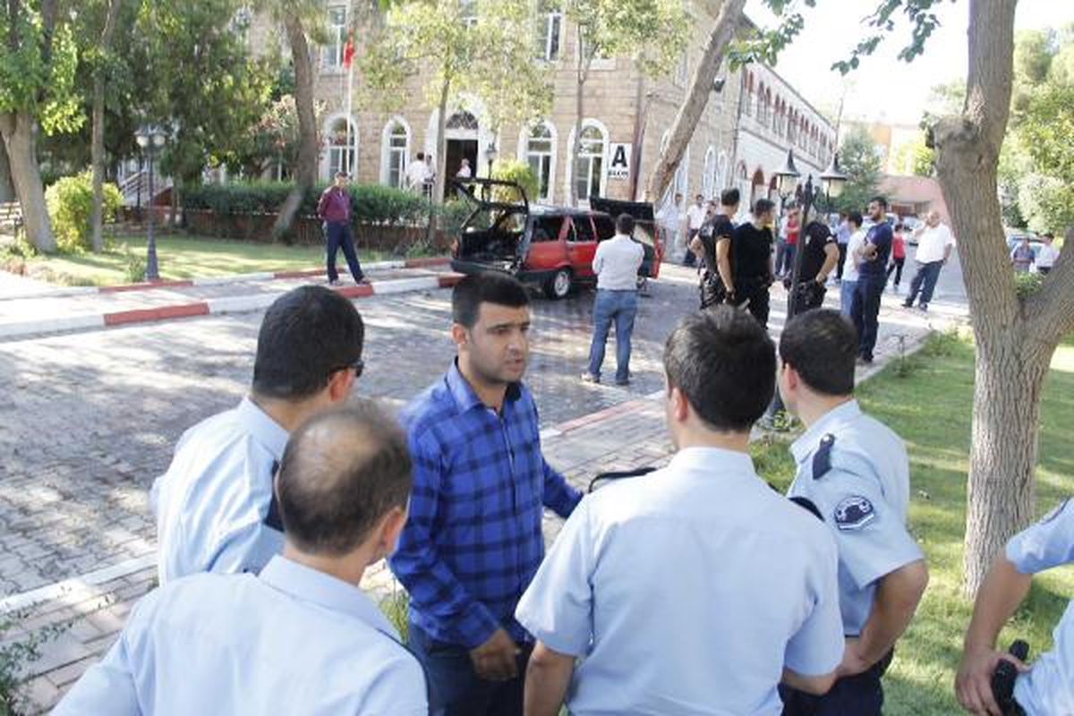 İşten Çıkartılan Ambulans Şoförü Otomobilini Yaktı