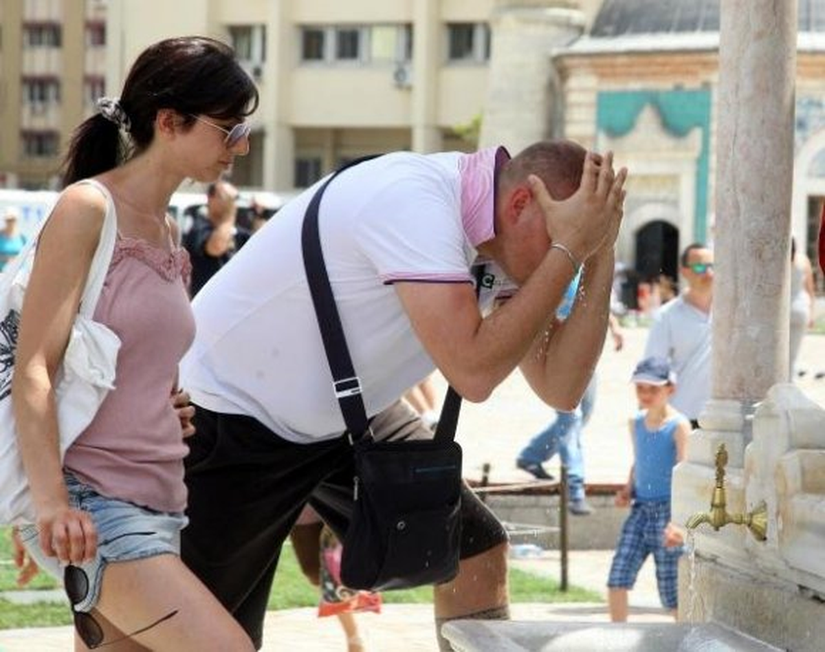 İzmir\'de Sıcak Hava Bunalttı