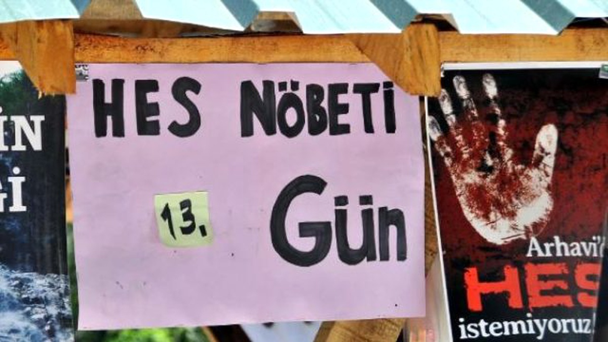 Kamilet Vadisi\'nde Kaçak Hes Köprüsünü Vatandaşlar Trafiğe Kapattı