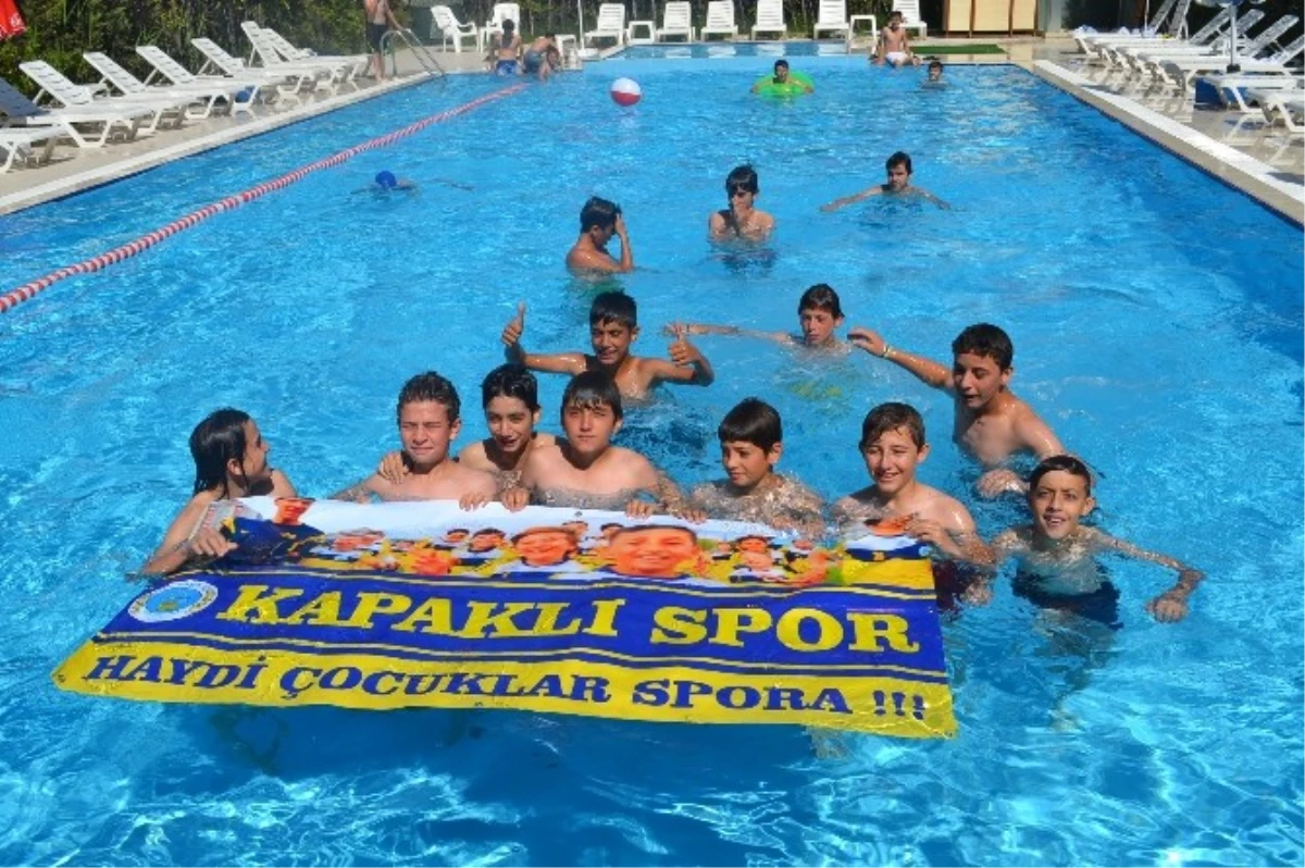 Kapaklıspor U-13 Futbol Takımı Şampiyonluğu Havuzda Kutladı