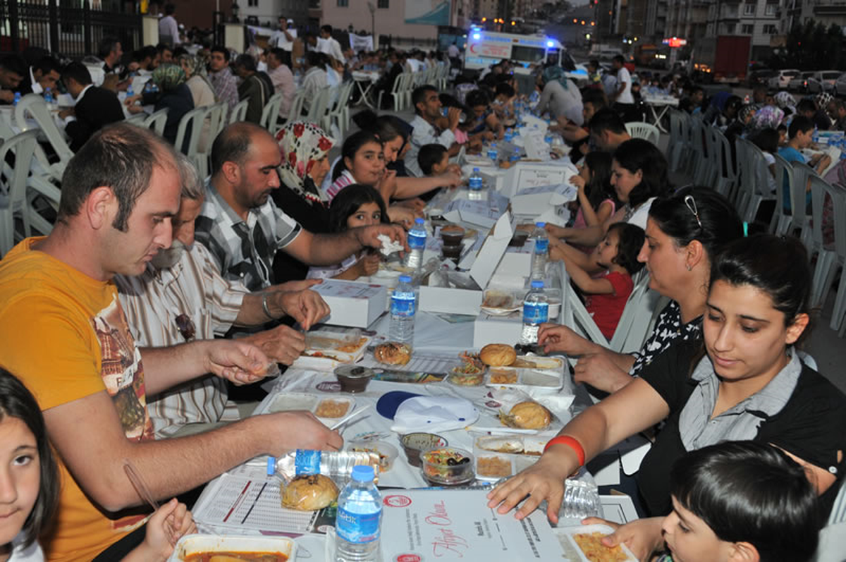 Keçiören Belediyesi, Mahalle Sakinlerini İftarda Buluşturuyor