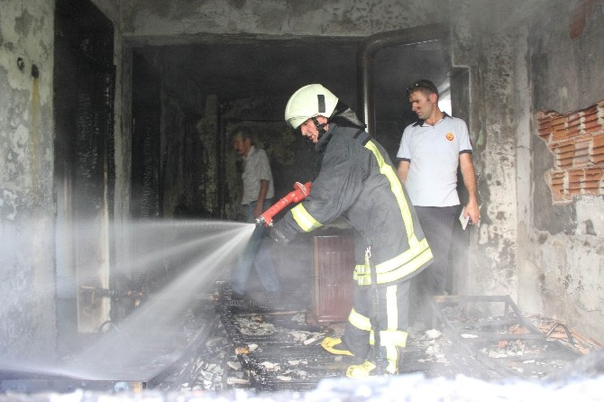 Kiracı Evi Ateşe Vererek Kaçtı