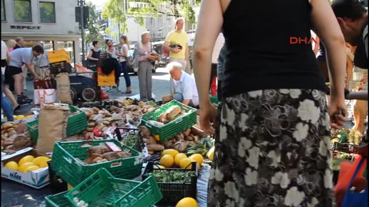 Köln\'de Mağaza Tanıtımında Ücretsiz Ürün Dağıttılar