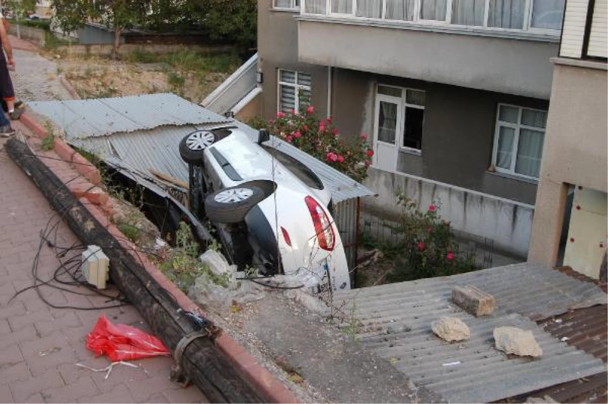 Otomobil, Garajın Üzerine Devrildi