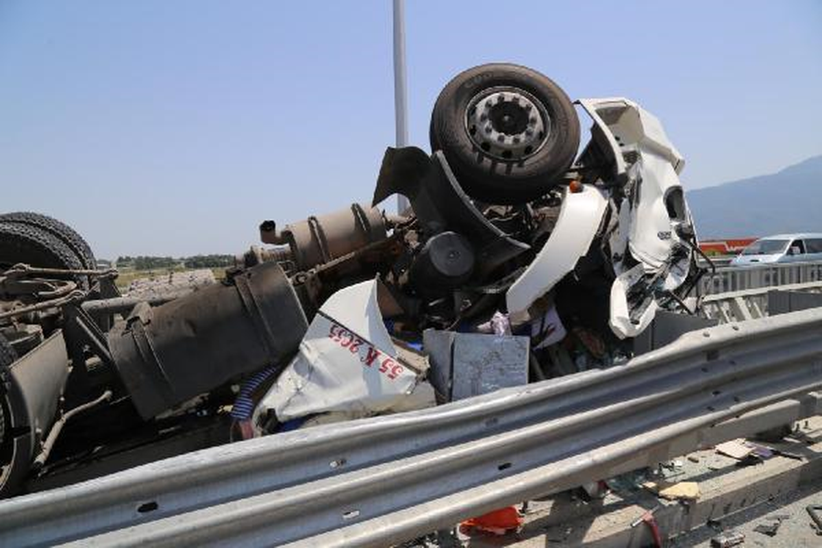 Köprü Üstünde Kaza Yapan Tır\'ın Taşıma Tankı Tem\'e Düştü: 1 Ölü